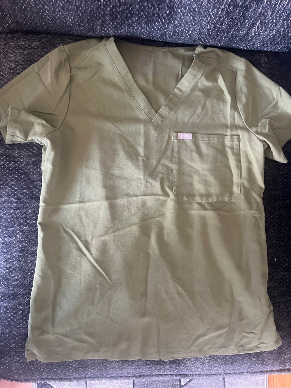 FIGS Women’s v neck scrub top with front pocket